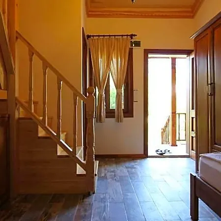 Elly's Hotel 3*